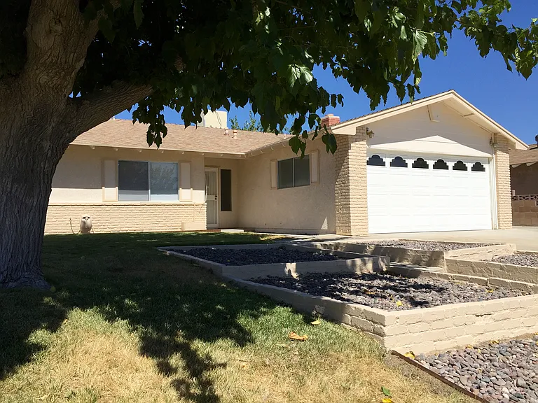 425 Peg St — Photo 1
