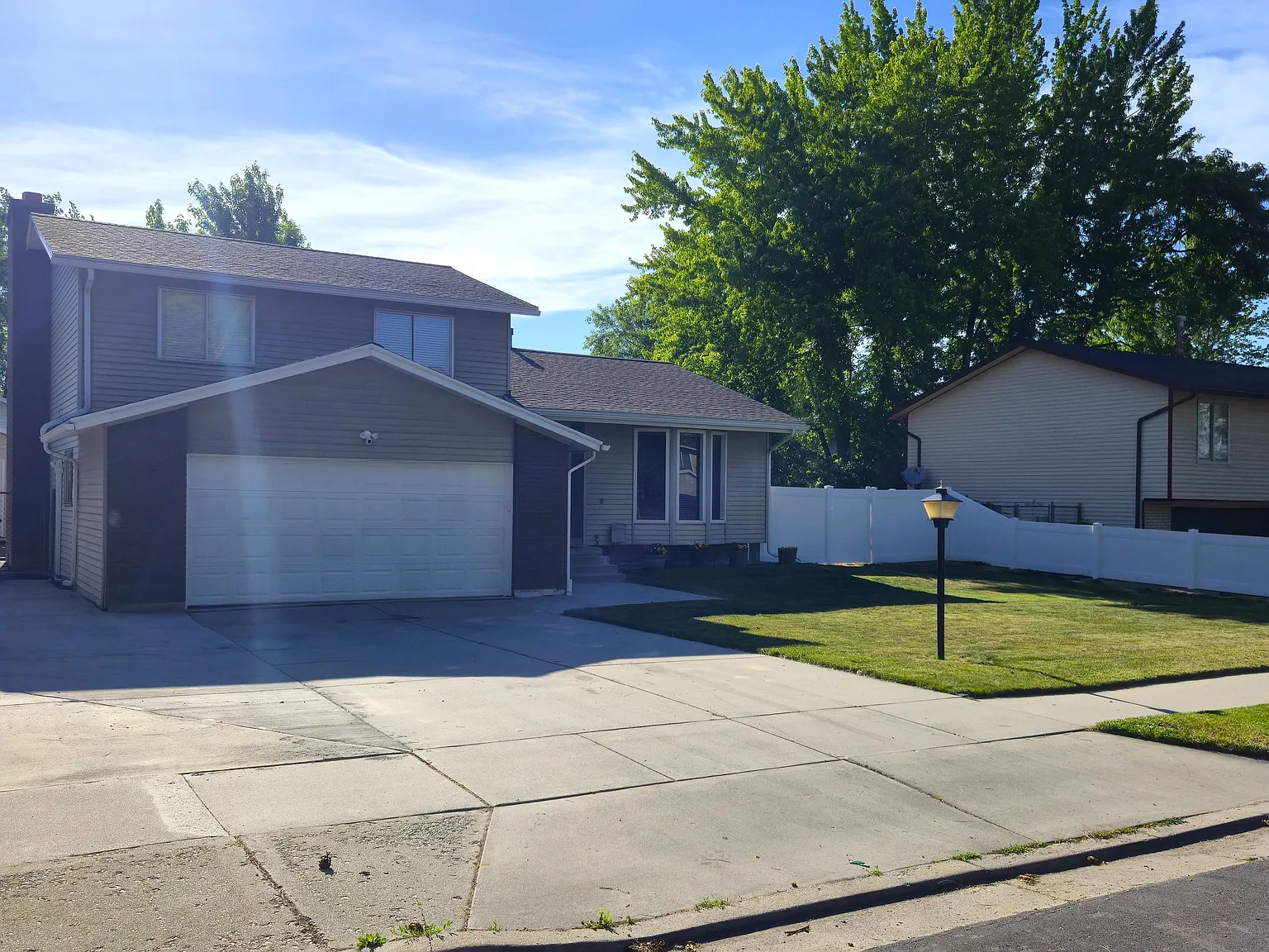 4 bed, 2400 sqft, $3,800 — Photo 2
