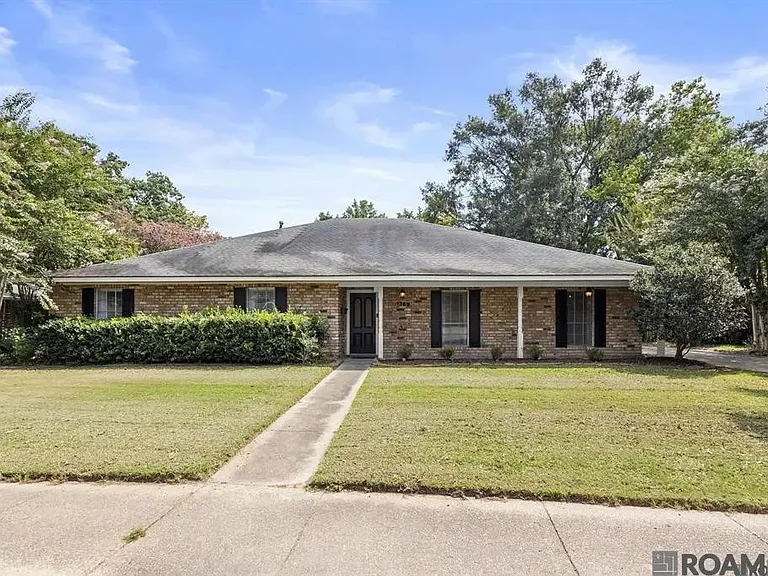 1369 Crescent Dr — Photo 1