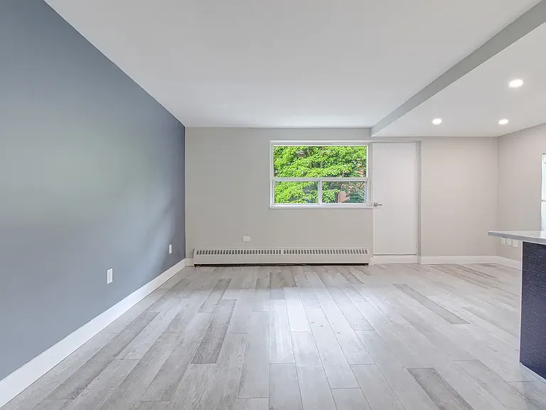 45 Paisley Blvd W — Photo 4