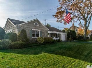 479 S 1st St, Lindenhurst, NY 11757