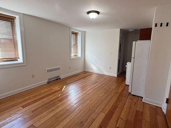 2nd image of 800 Bloomfield St #G