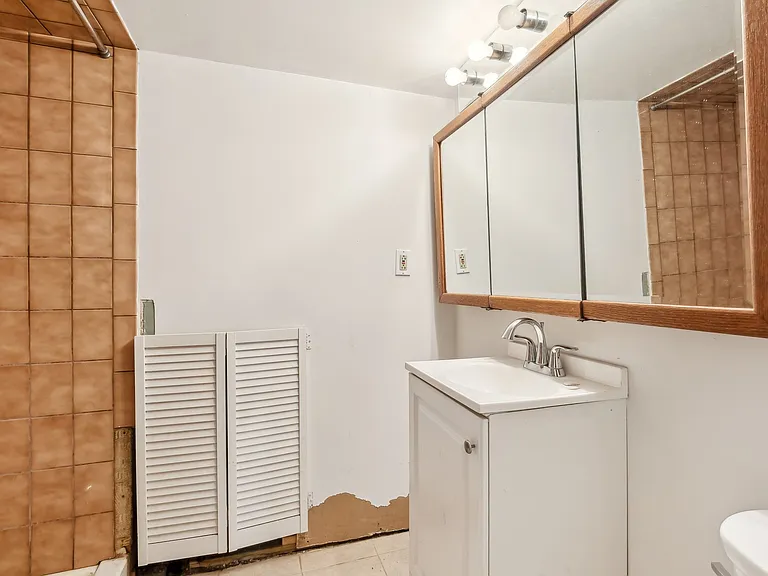 16 Henry St #1 — Photo 13