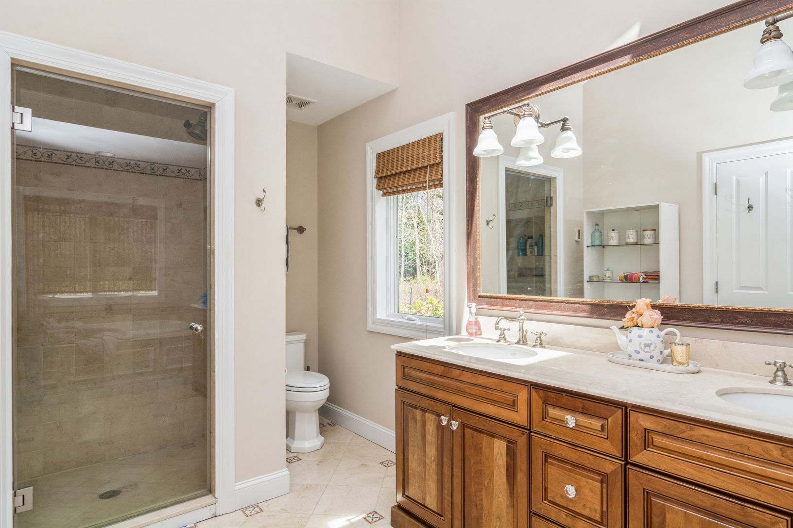  Primary bath is en-suite