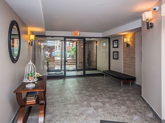 2nd image of 2828 N Burling St APT 402