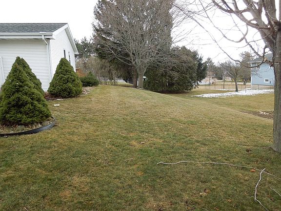 5th image of 327 N 16th Dr
