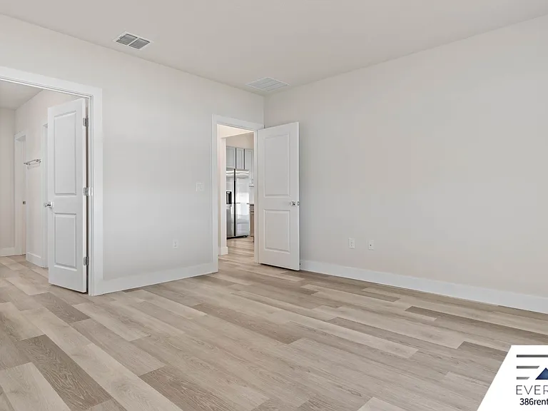 71 Point Of Woods Dr — Photo 16