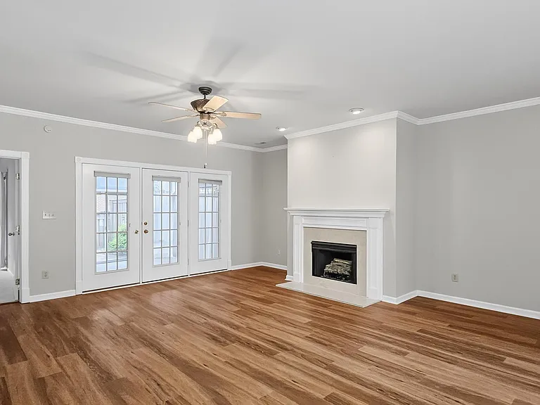 141 Canterbury Dr — Photo 5