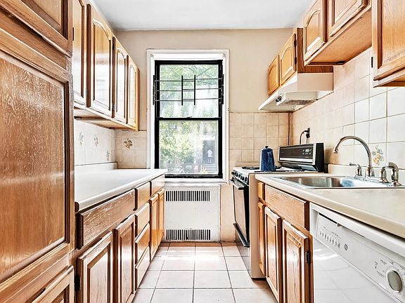 4th image of 125 Hawthorne St APT 1G