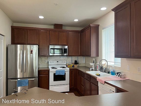 2nd image of 1653 Burnside Pl Unit B
