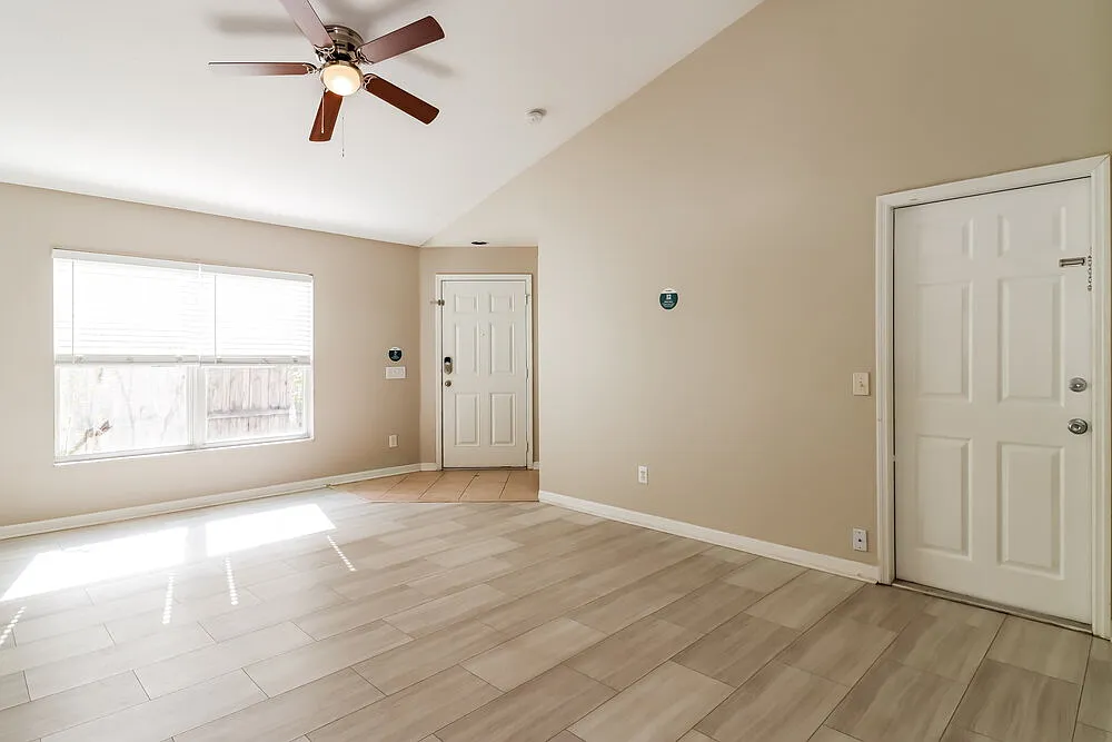 4 bed, 2.0 bath, 1337 sqft, $3,200 — Photo 4