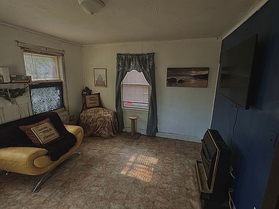 3rd image of 916 Franklin St