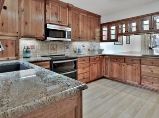 8276 Kingslee Rd, Bloomington, MN 55438