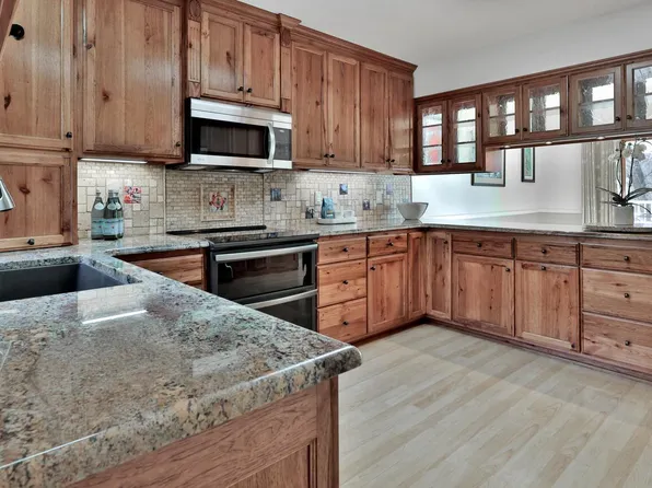 8276 Kingslee Rd, Bloomington, MN 55438