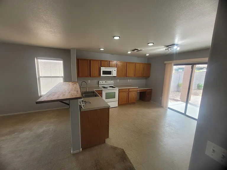 2739 W Silver Creek Ln — Photo 10