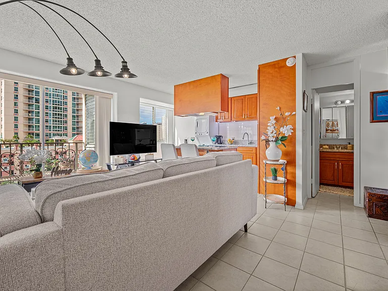 818 S King St #1007 — Photo 4