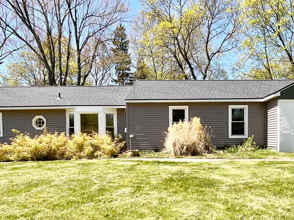3355 Newcastle Dr SE, Grand Rapids, MI 49508