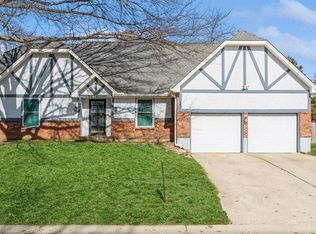 2001 SW Brookshire Dr, Blue Springs, MO 64015