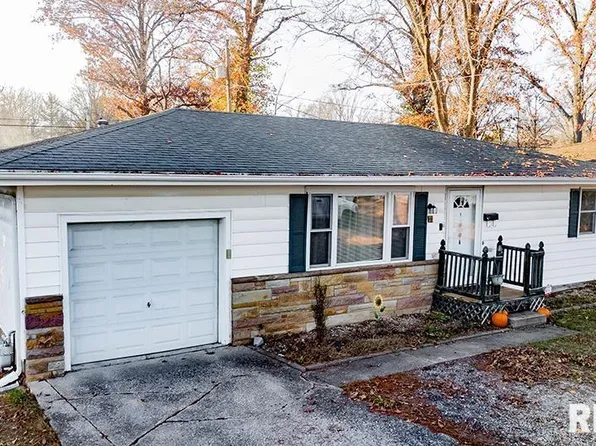 4 Hillside Dr, Mount Vernon, IL 62864