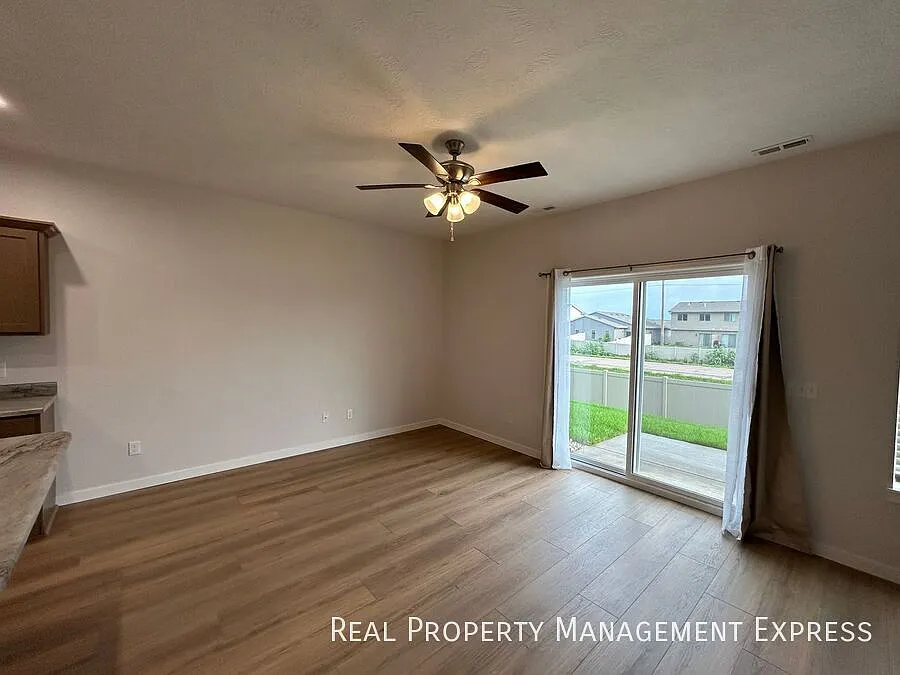 2 Bedroom 1.5 Bathroom Home for Rent — Photo 4