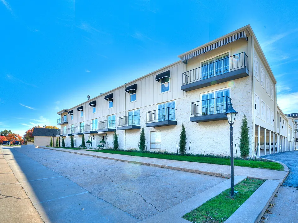 1110 Sherwood Ln #214