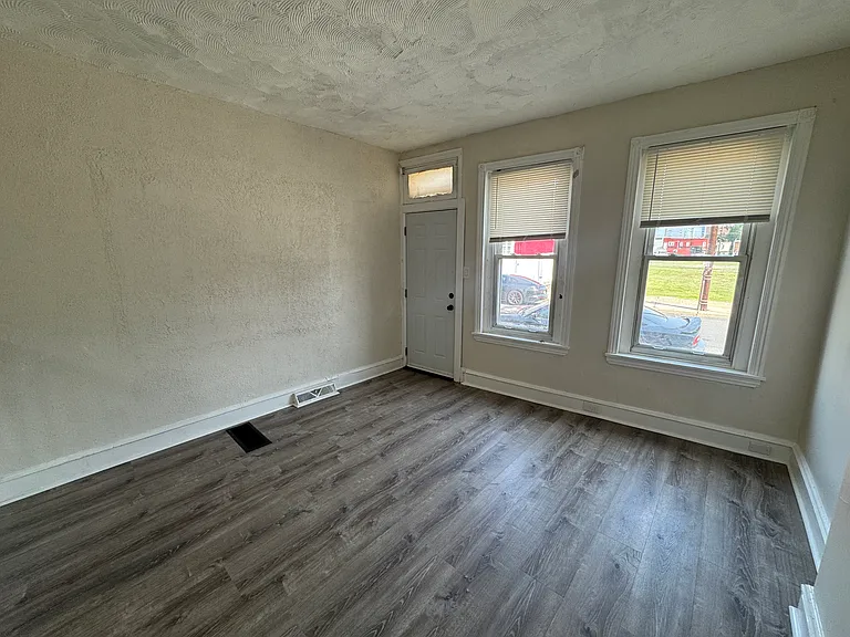 636 Spruce St — Photo 2