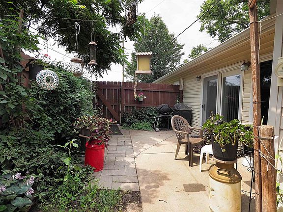 5th image of 1013 S Newton St