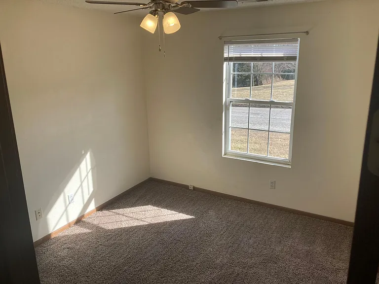 915 Uptegrove Ln — Photo 11