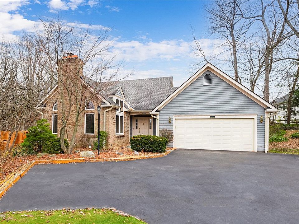 1st image of 40 Putting Green Ln