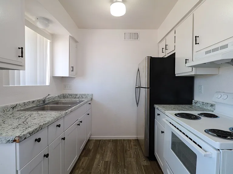 1620 N Beverly Ave #10 — Photo 3