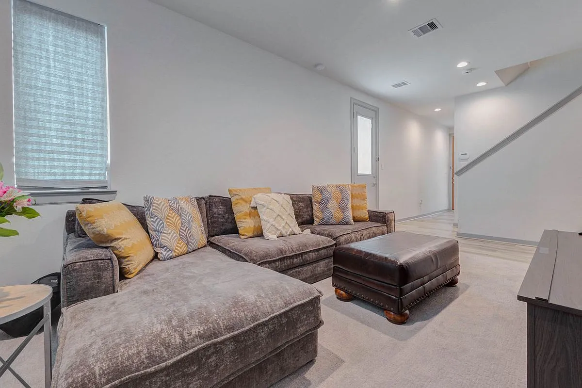 2 bed, 2.5 bath, 1892 sqft, $2,300 — Photo 4