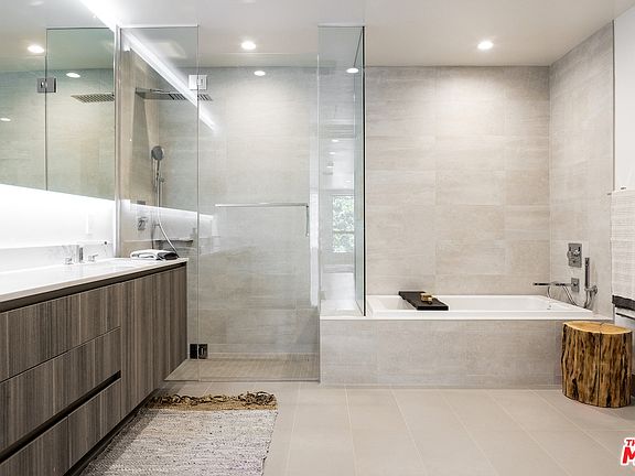 3rd image of 724 N Croft Ave #309