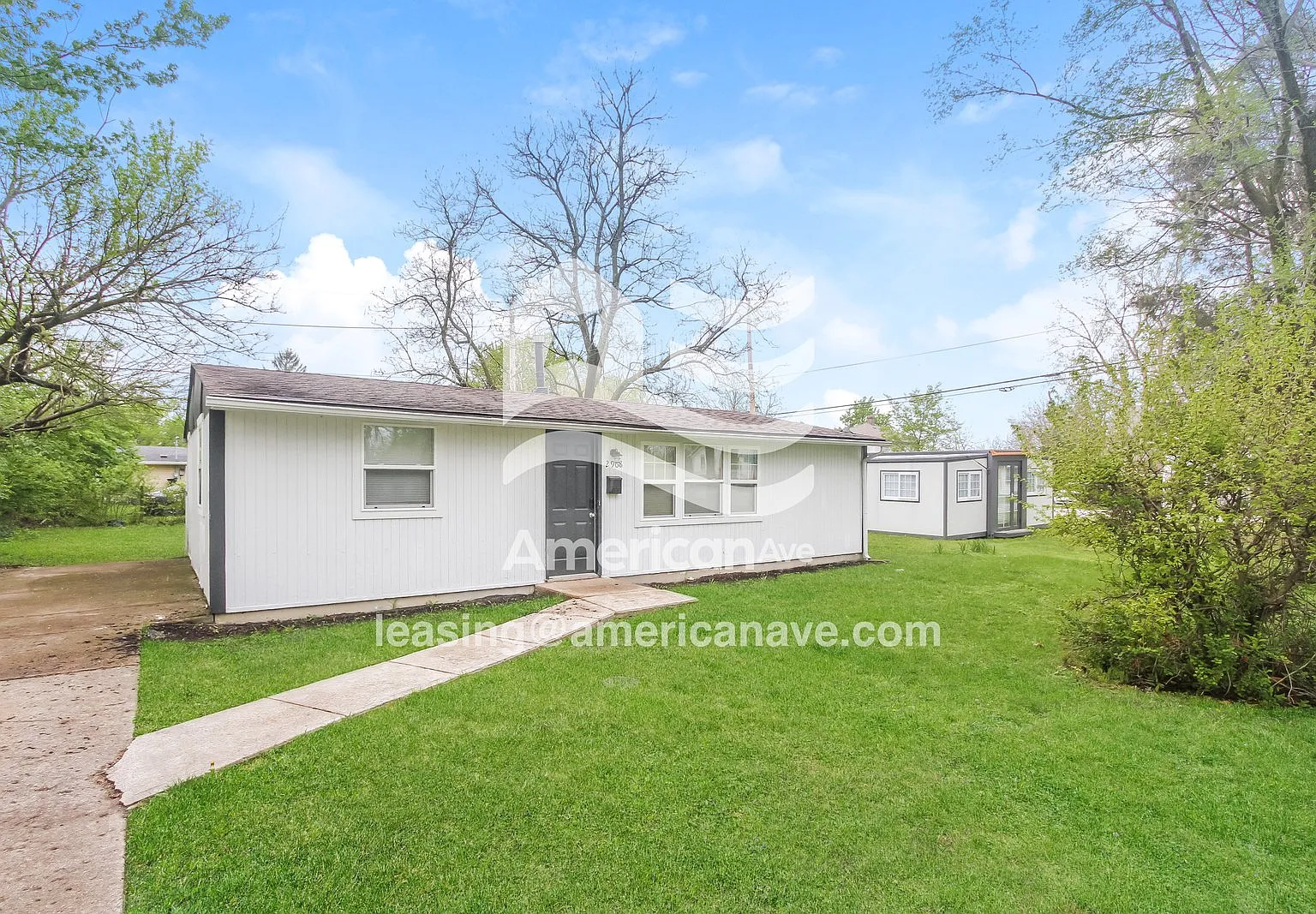 3 bed, 1.0 bath, 888 sqft, $1,247 — Photo 2