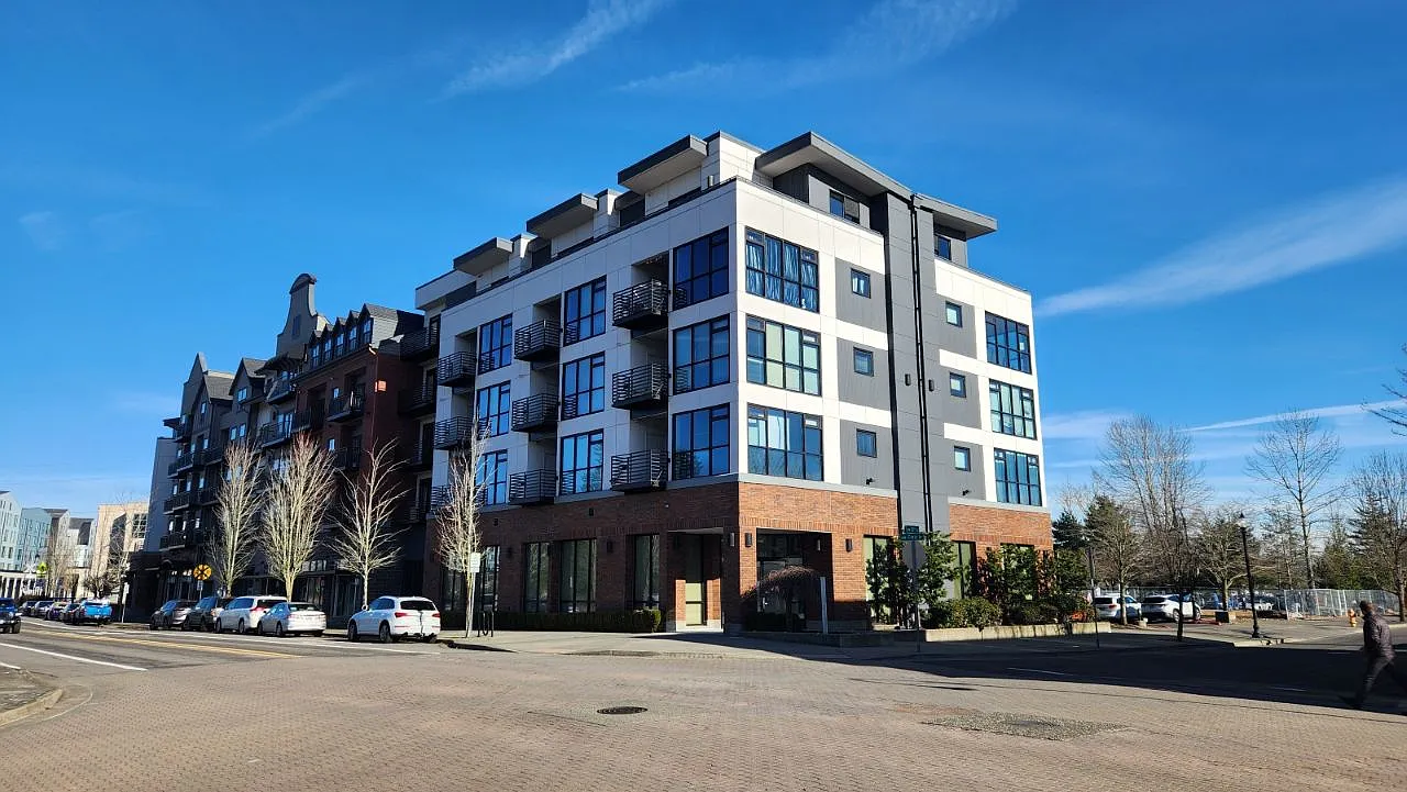 The Crossings at Gresham Station — Photo 1