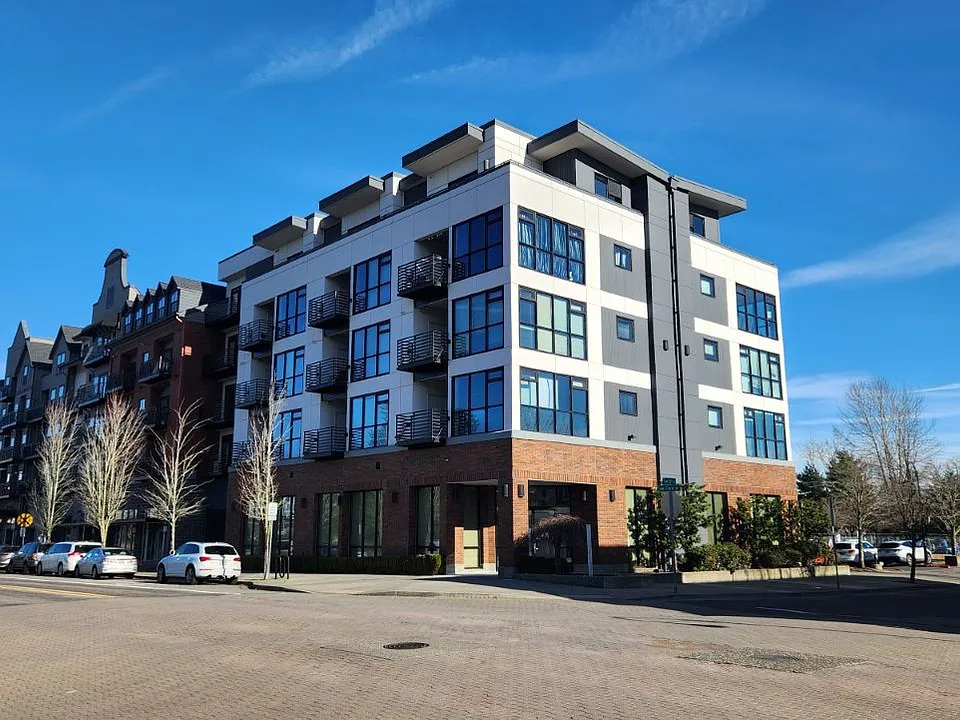 The Crossings at Gresham Station