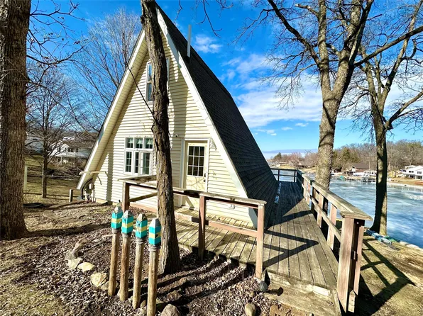 3021 E Lakeshore Dr, Brooklyn, IA 52211
