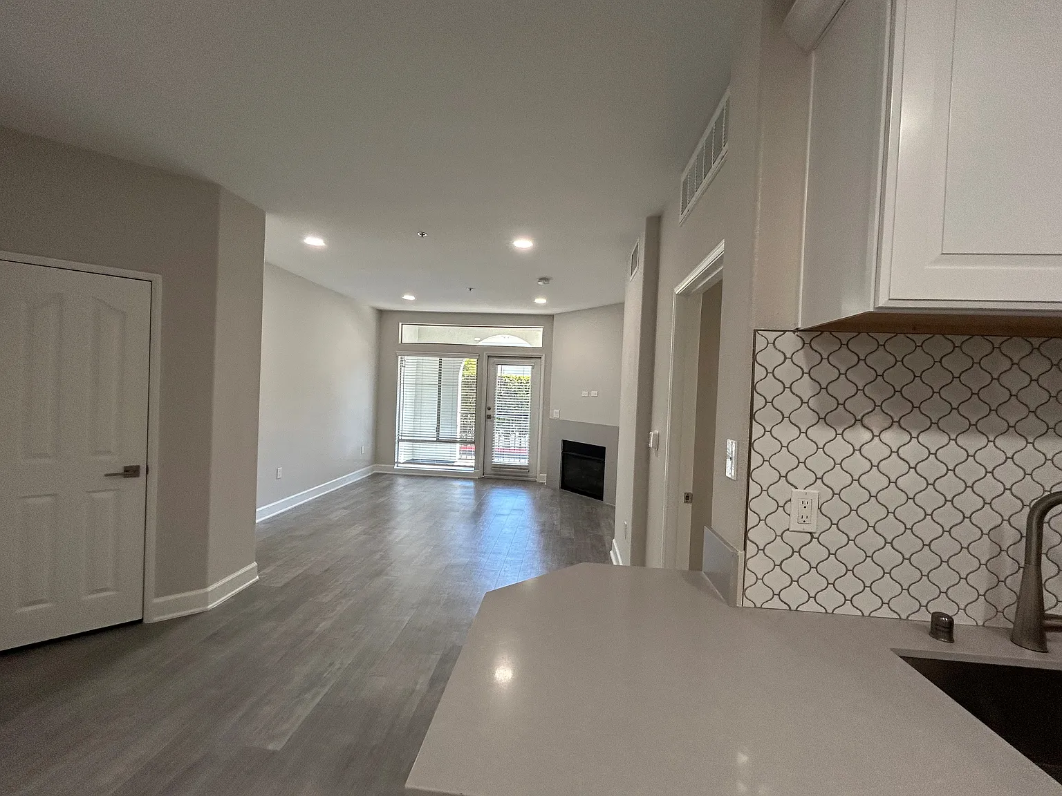 1 bed, 810 sqft, $3,506 — Photo 2