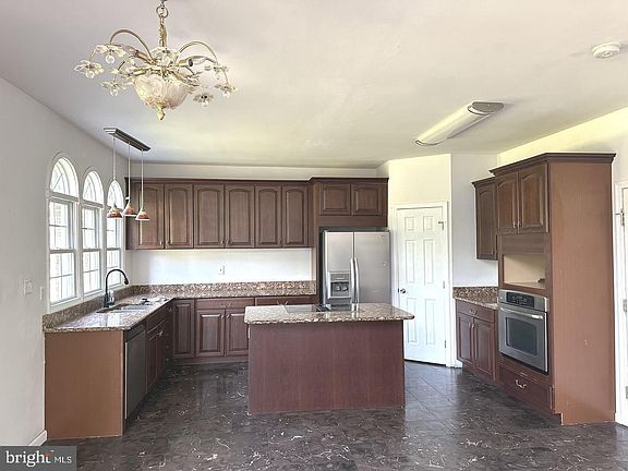 5th image of 918 Walnut Dr