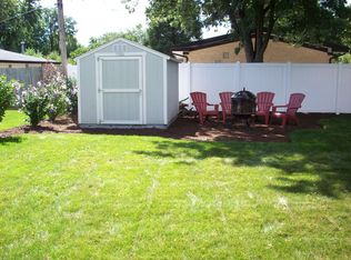 911 Sunnyside Rd, Roselle, IL 60172