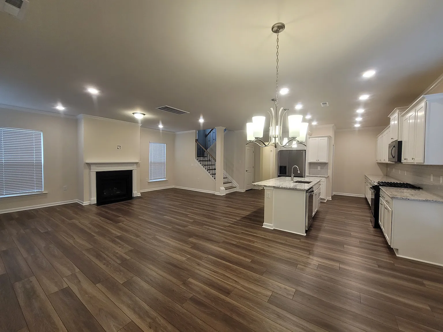 4 bed, 2486 sqft, $2,500 — Photo 4