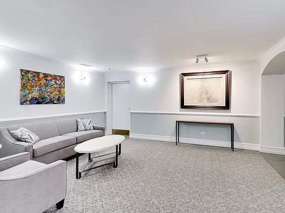4th image of 1107 Greenleaf Ave APT 2I