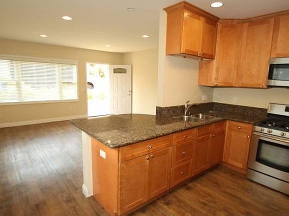 Kitchen w Granite Counter