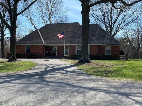 11 Skyline Dr, Adrian, MO 64720