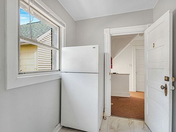 3rd image of 1004 Prince Edward St APT 3