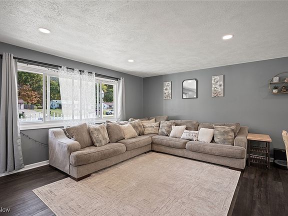 4th image of 8696 Parkdale Dr