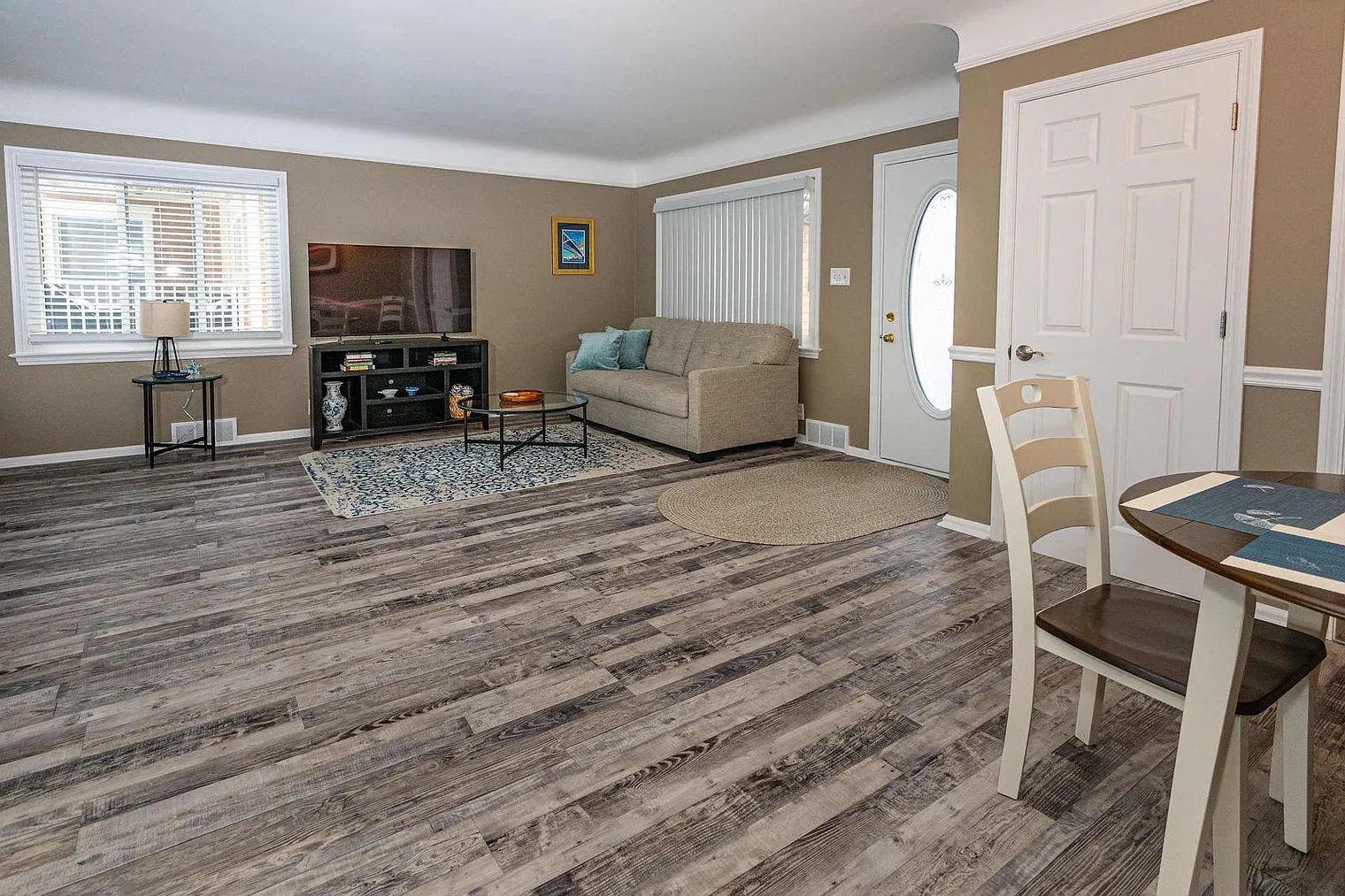 2 bed, 1.0 bath, 1323 sqft, $5,602 — Photo 3
