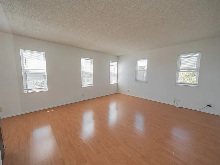 1467 Russell Street — Photo 3