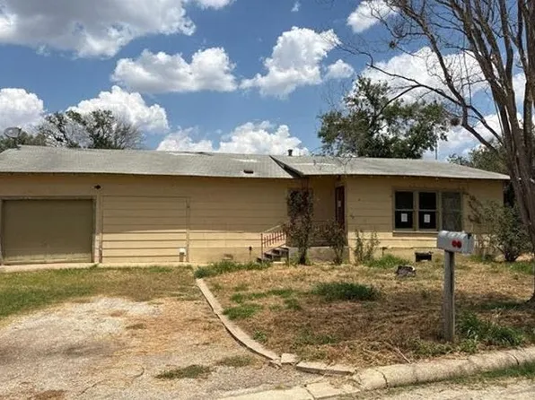 811 Simmons Ave, Jourdanton, TX 78026