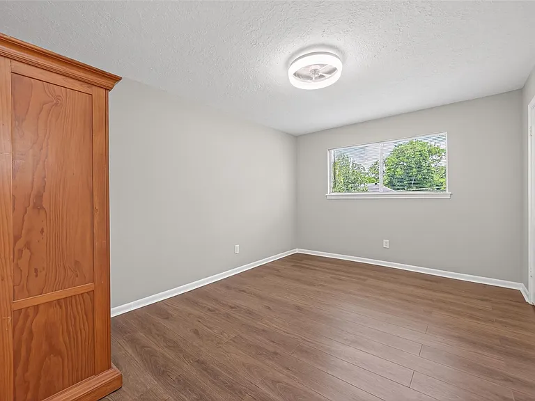 105 Glenmora Ct — Photo 39