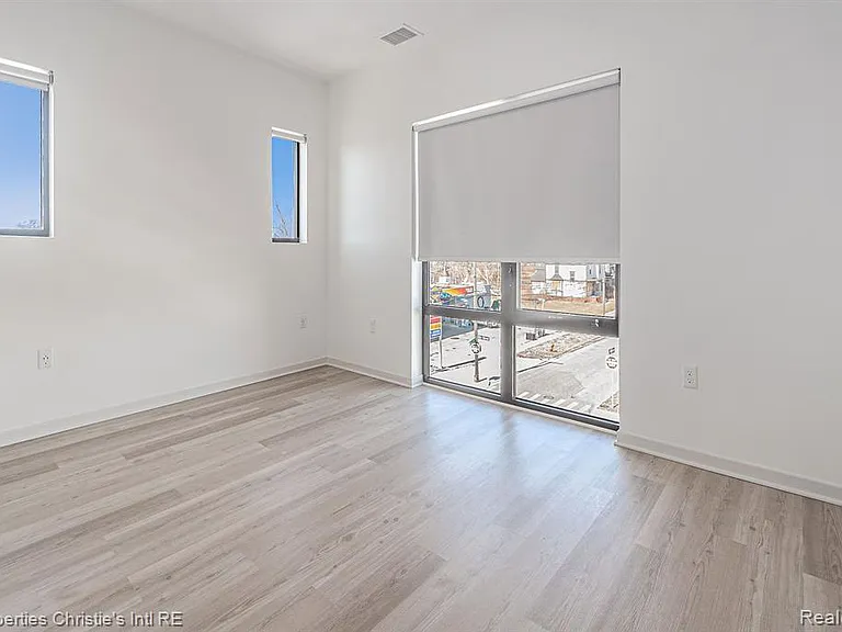 7410 Kercheval St #212 — Photo 11